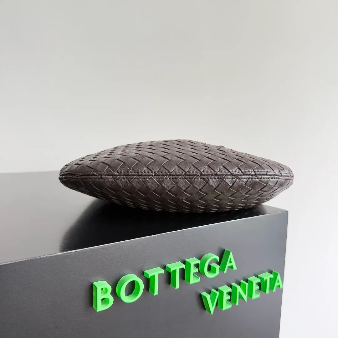 Batch 1660 BOTTEGA VENETA 2025 new men's small Veneto crossbody bag is made of lambskin, elegantly extends to the strap, fits perfectly on the upper body, and the light and neat shape is suitable for all your choices for business trips, travel or daily life. Top zipper, interior two compartments, extra-large capacity. The classic Veneta shape has been redesigned and turned into a bag that can be worn cross-body, simple yet stylish. Although it is designed as a men’s bag, it is also very suitable for girls to carry! The back is so handsome🕶! More aura ~ The shoulder straps are reasonably designed, making it comfortable and stylish to carry cross-body. The bag has a practical capacity and can easily fit your daily needs~ Whether it is paired with casual wear for going out on the street or with formal wear for commuting, put it on and your fashion sense will rise in a straight line📈! Style number: 836918 Size: 27*17*2.5cm
